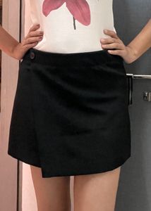 Outryt Black Skort