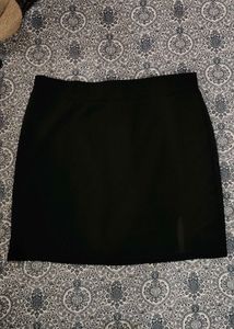 Chic Black Mini Skirt with Slit