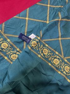 Elegant Green Scarf with Gold Pattern