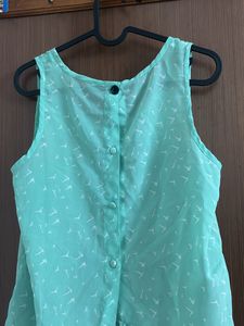 Pretty Sleeveless Top With Buttons At Back