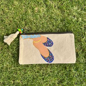 Handpainted jutti Design bag with parrot