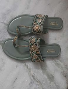 price Dropped🤩 Flat Sandals.