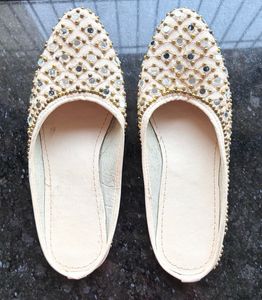 Embellished Juttis/Mojaris