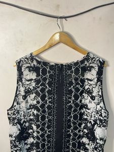 Chic Sleeveless Black &amp; White Print Top