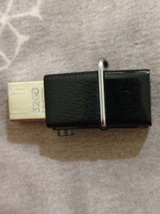 32Gb SanDisk Ultra Dual USB 3.0 Flash Drive.
