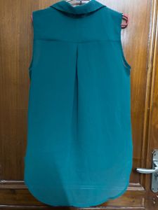 Sleeveless Collared Button-Up Blouse