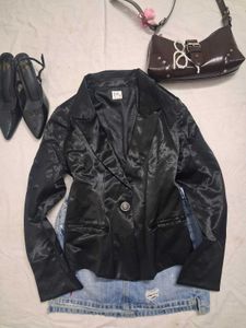 black fitted blazer