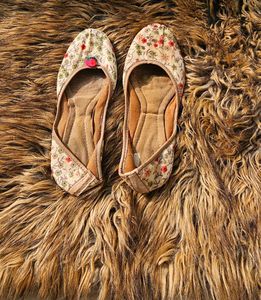 Floral Print Jutti