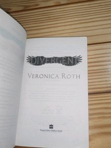 Divergent New York Times Bestseller Veronica Roth