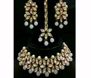 Elegant Kundan Jewelry Set