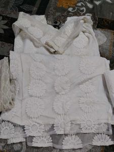 Elegant White Kurta Set with Floral Embroidery