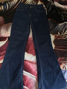 a beautiful dark blue bootcut Jeans 👖