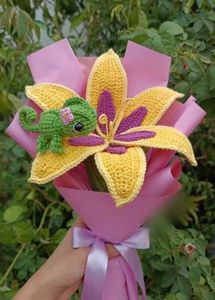 Crocheted Flower Bouquet with Chameleon