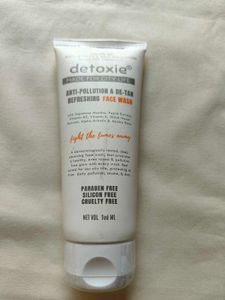 Detoxie Anti-Pollution & De-Tan Face Wash