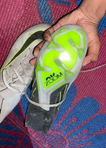 NIKE STUDS
