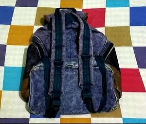 IT IS A PURPLE COLOR SHOULDER BAG.....