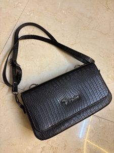 Chic Black Croc-Embossed Crossbody Bag