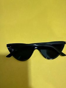 Y2K / 90s Vintage Style Slim Black Cat-Eye Shades