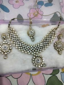 Exquisite Kundan Necklace Set with Earrings