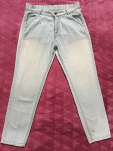 Minimal Light Blue Mom Fit Jeans