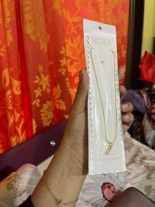 Elegant Gold Necklace with Pendant
