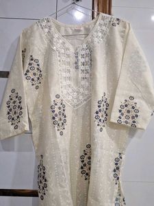 Elegant Cream Kurta with Floral Embroidery