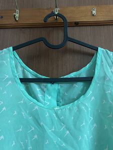 Pretty Sleeveless Top With Buttons At Back