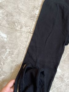 Chic Black Leggings with Zipper Detail