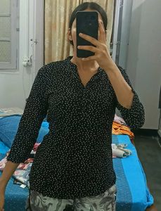 White and black polka dot top🩷