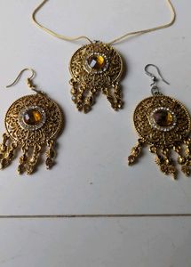 Elegant Gold Tone Pendant Necklace & Earrings Set