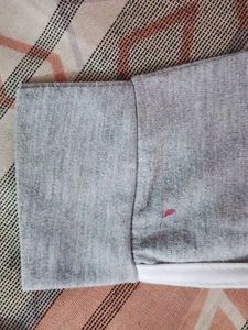 Grey crop sweat tshirt.
