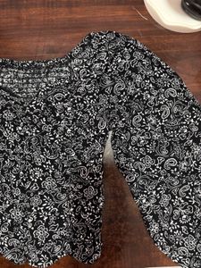 Chic Black &amp; White Floral Print Top