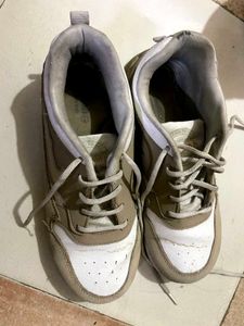 3pair of footwear