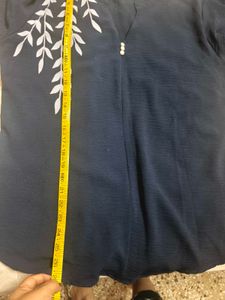 Beautiful Blue leaf print top in xl/XXL size