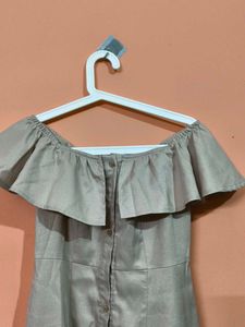 Stylish Off-Shoulder Frill Dress🥰 size small