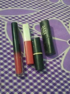 Lipsticks combo free mekup sponge