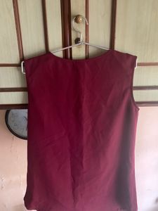 Chic Burgundy Sleeveless Zip-Up Vest