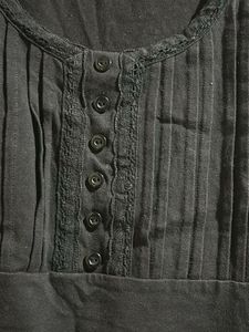 sleeveless black T shirt