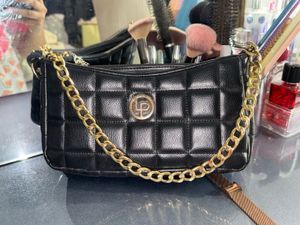 👜 Black Quilted Shoulder Bag – Stylish & Elegant