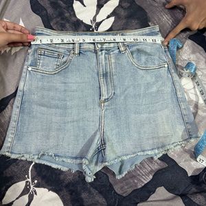 Light Wash Frayed Hem Mini Denim Shorts