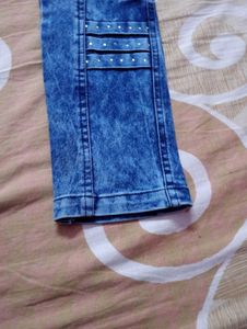 Stylish Blue Wash Jeans with Embellished Details