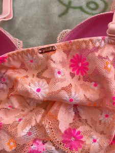 VS PINK LACE LIGHTLY LINED PLUNGE BRALETTE