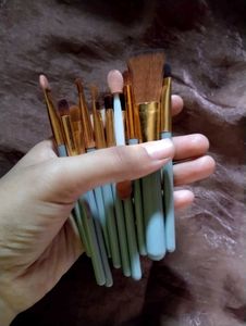 Face and Eye Makeup Brush Set with Storage Tin.