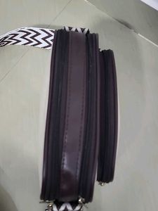 Stylish Crossbody Bag with Geometric Strap