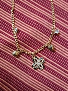 Elegant Gold-Tone Black Clover Jewelry Set (Neckla