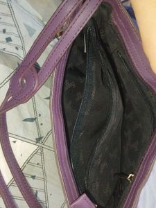 Black Shoulder Bag with Gold Zip Accent – Stylish