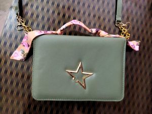 Classic Retro Sling Bag 💚✨