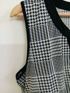 Chic Sleeveless Plaid Top