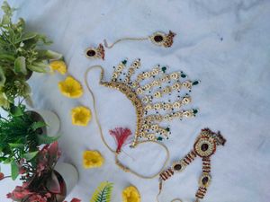 Exquisite Kundan &amp; Emerald Jewellery Set