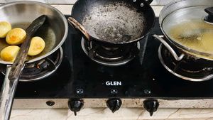 Glen 3 Burner Gas Stove automatic